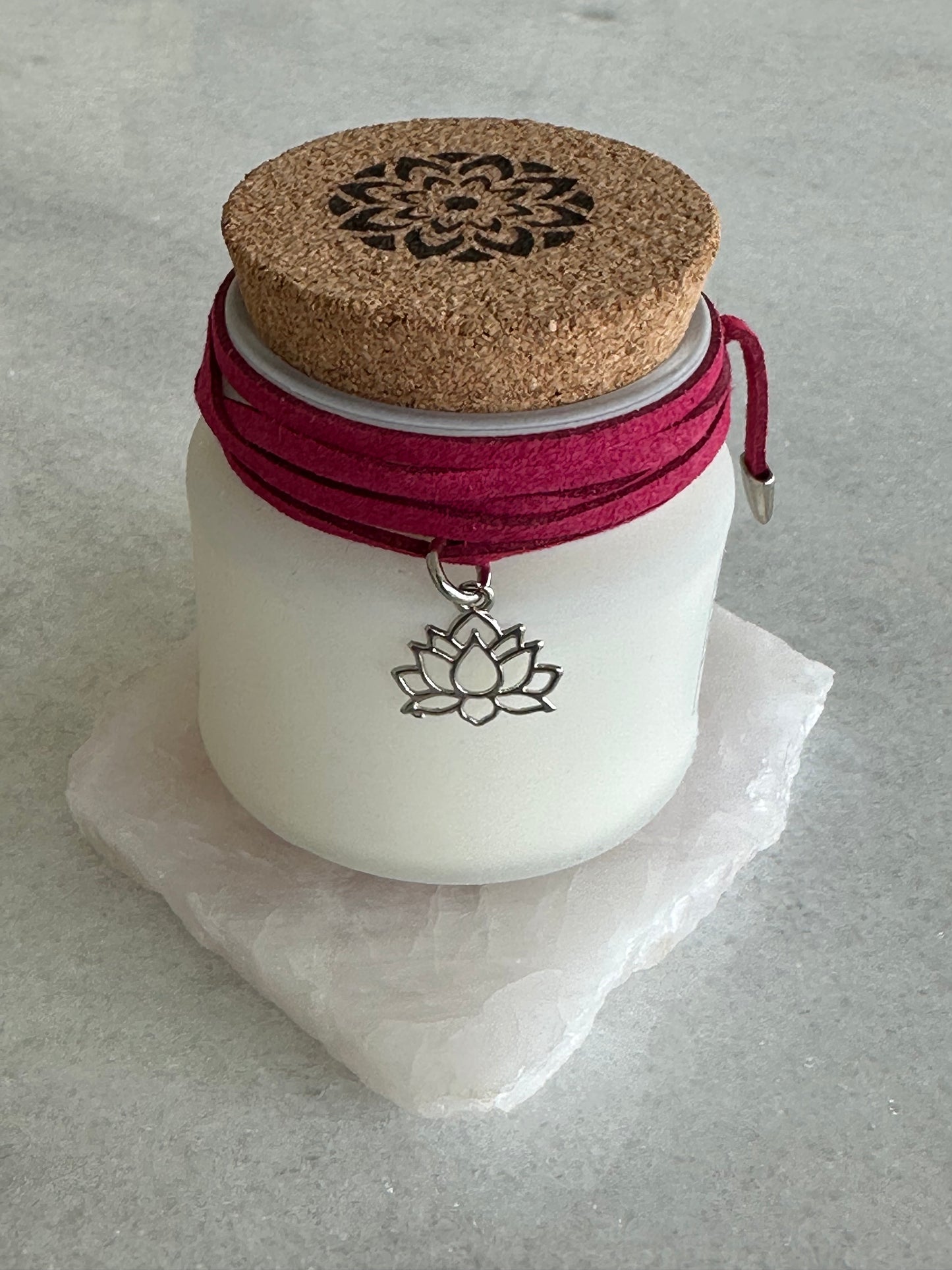 Vela Aromática com Cordão e Base de Quartzo Rosa