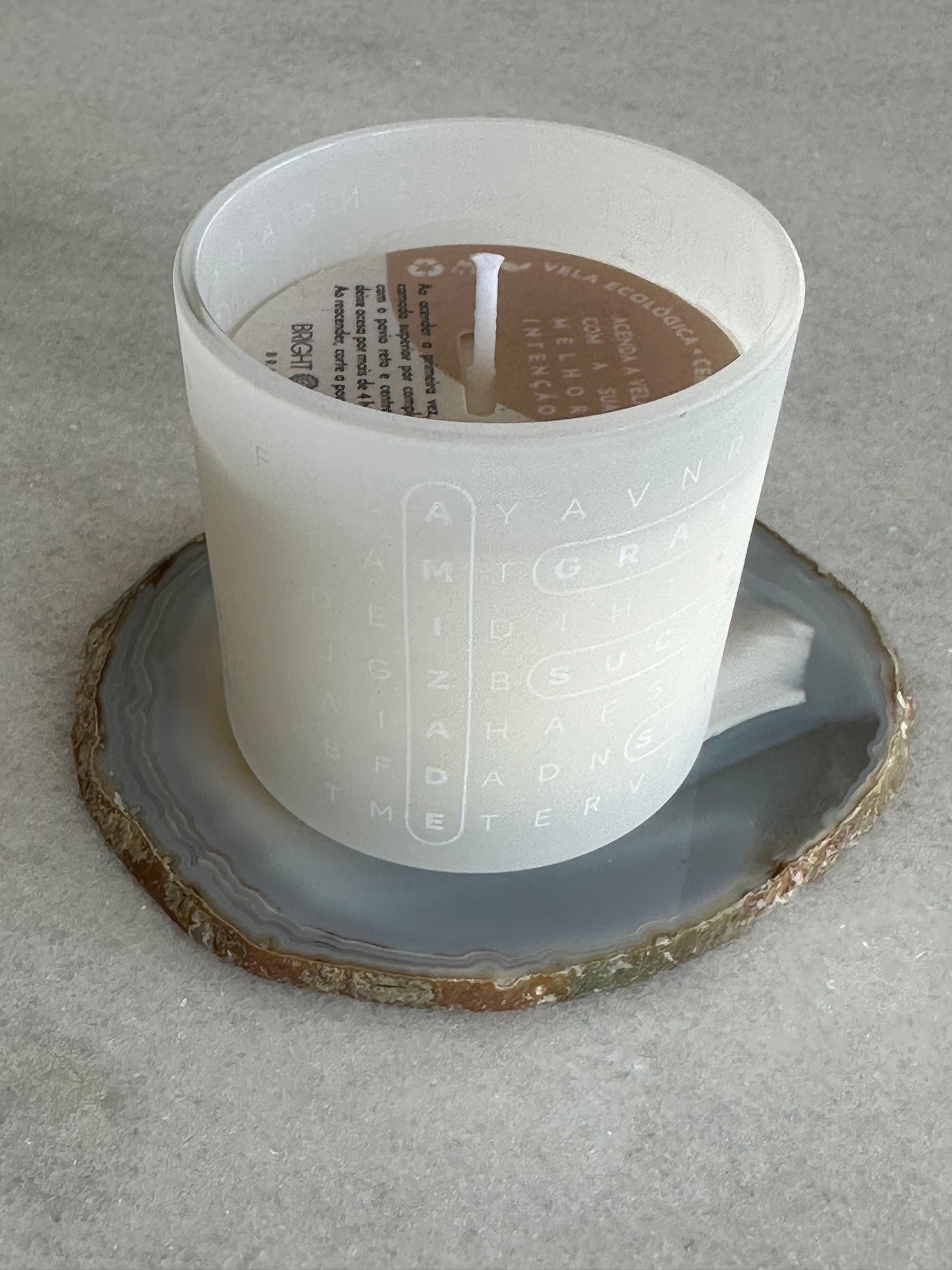 Vela aromática caça palavras com base em pedra natural