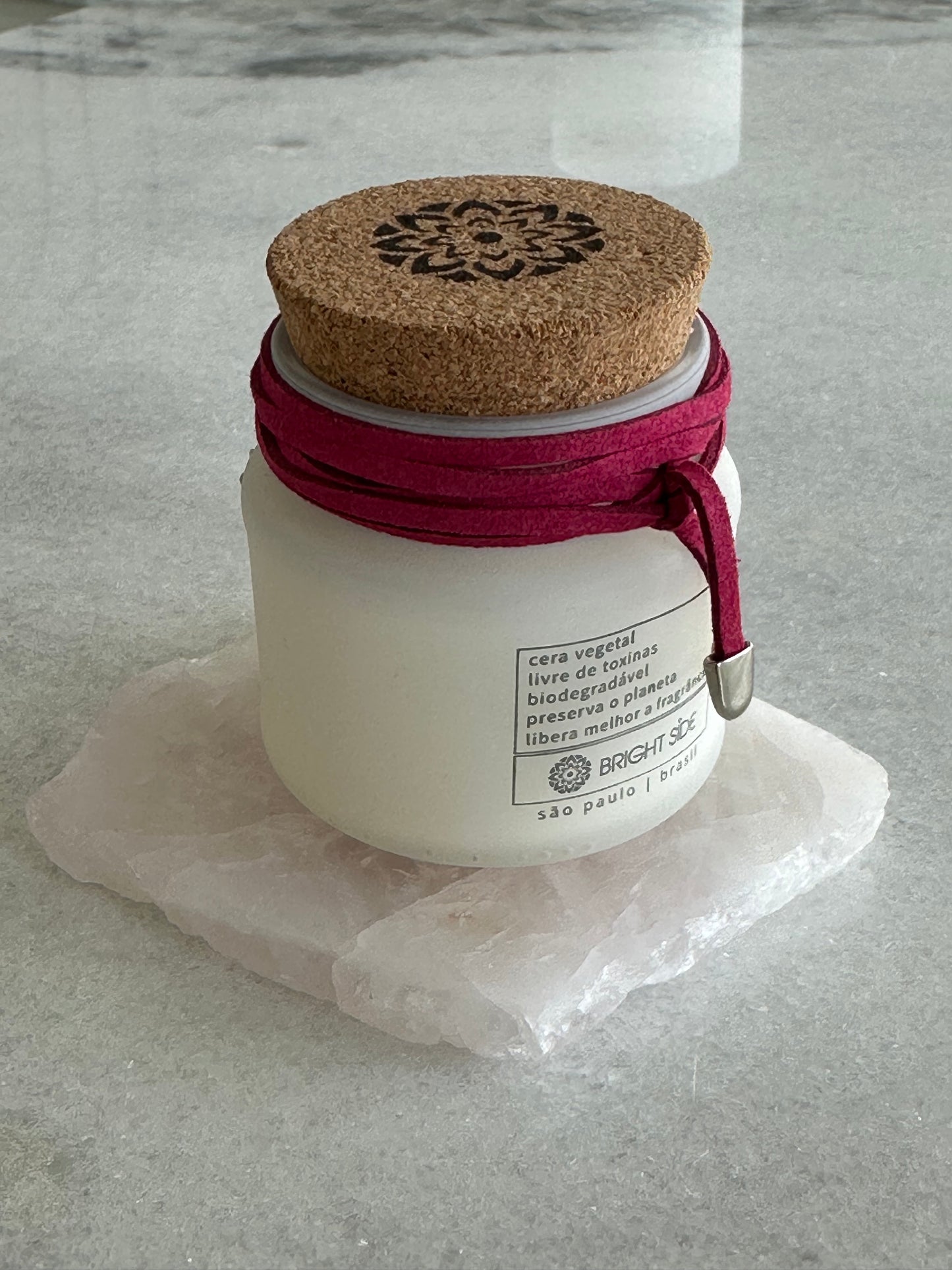 Vela Aromática com Cordão e Base de Quartzo Rosa