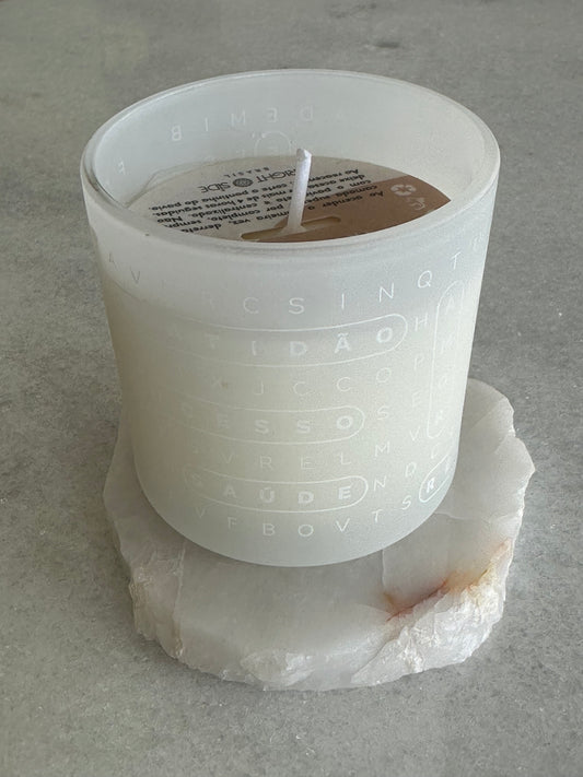 Vela aromática caça palavras com base em pedra natural